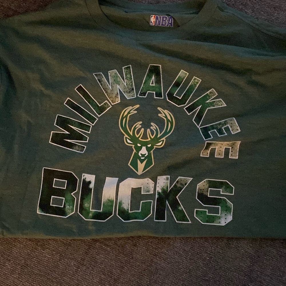 Milwaukee bucks Tshirt. Size 2XL 474